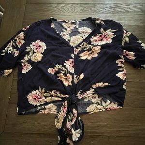 LUQ cropped, butterfly sleeves, tie front shirt (medium P)